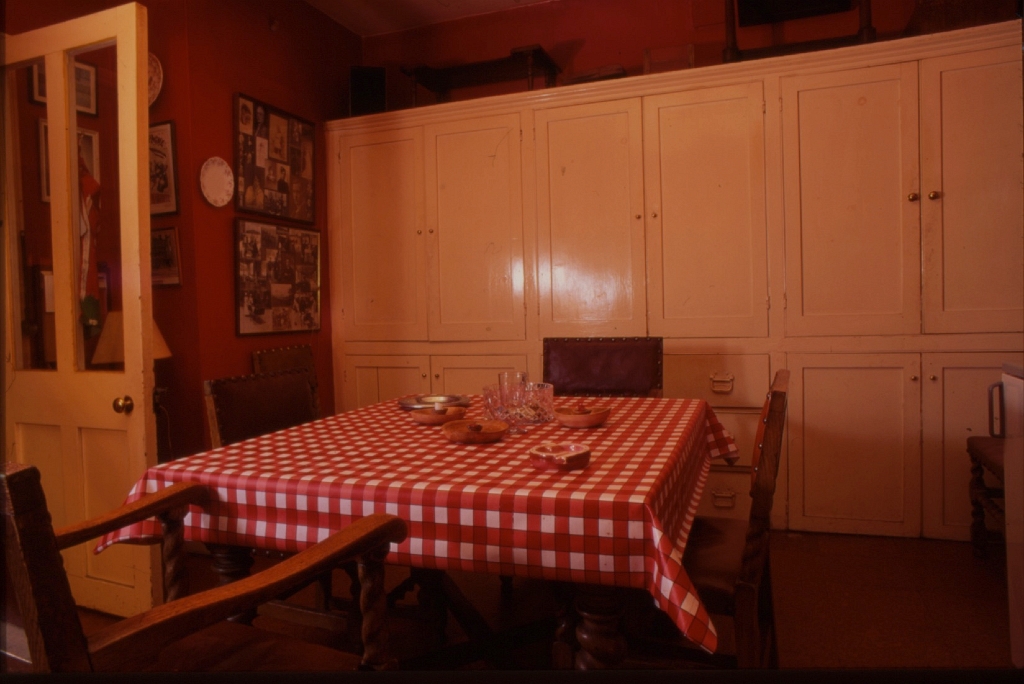 19910205 14 EARL'S COURT SQUARE KITCHEN 06.jpg